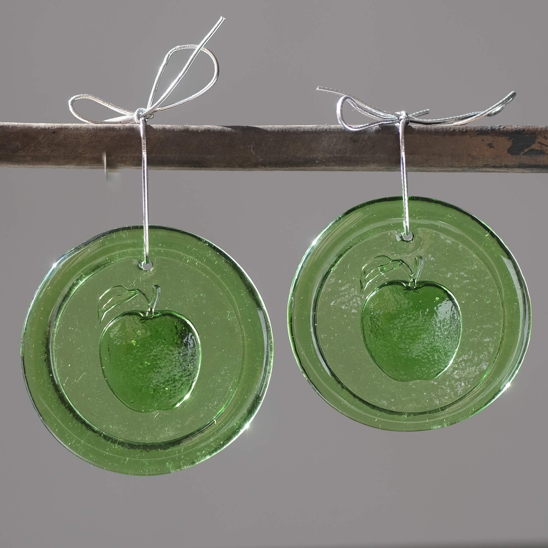 Product photo for Blenko 3" 'Apple' Suncatcher - Olive