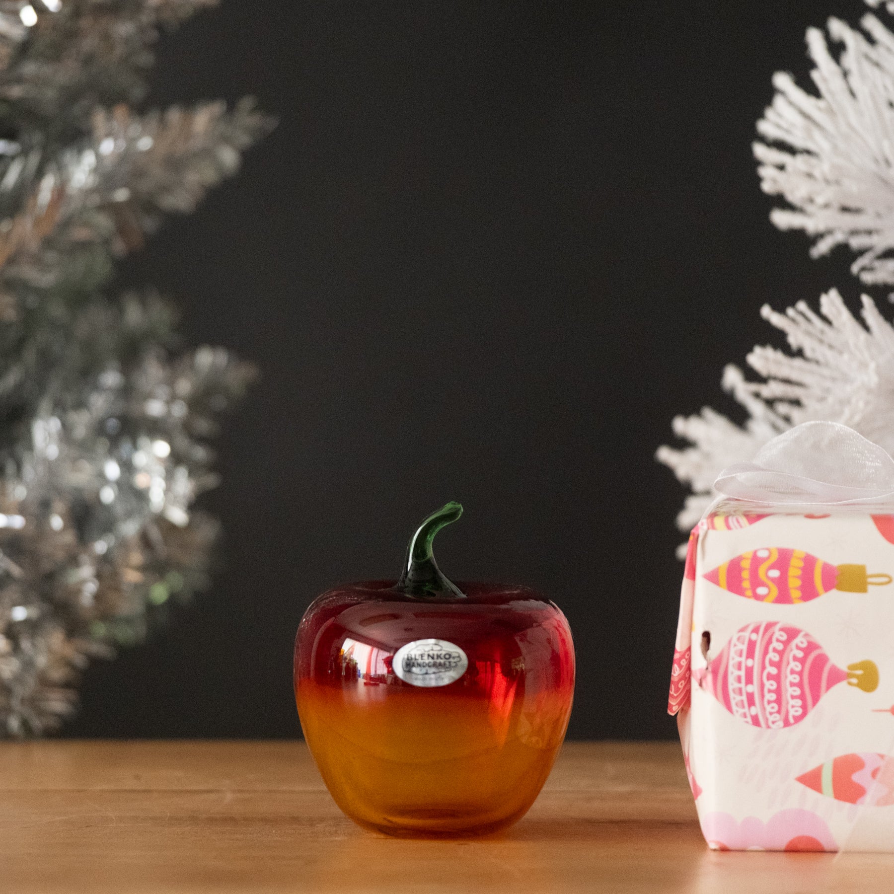 882 Apple - Tangerine w/Clover Stem